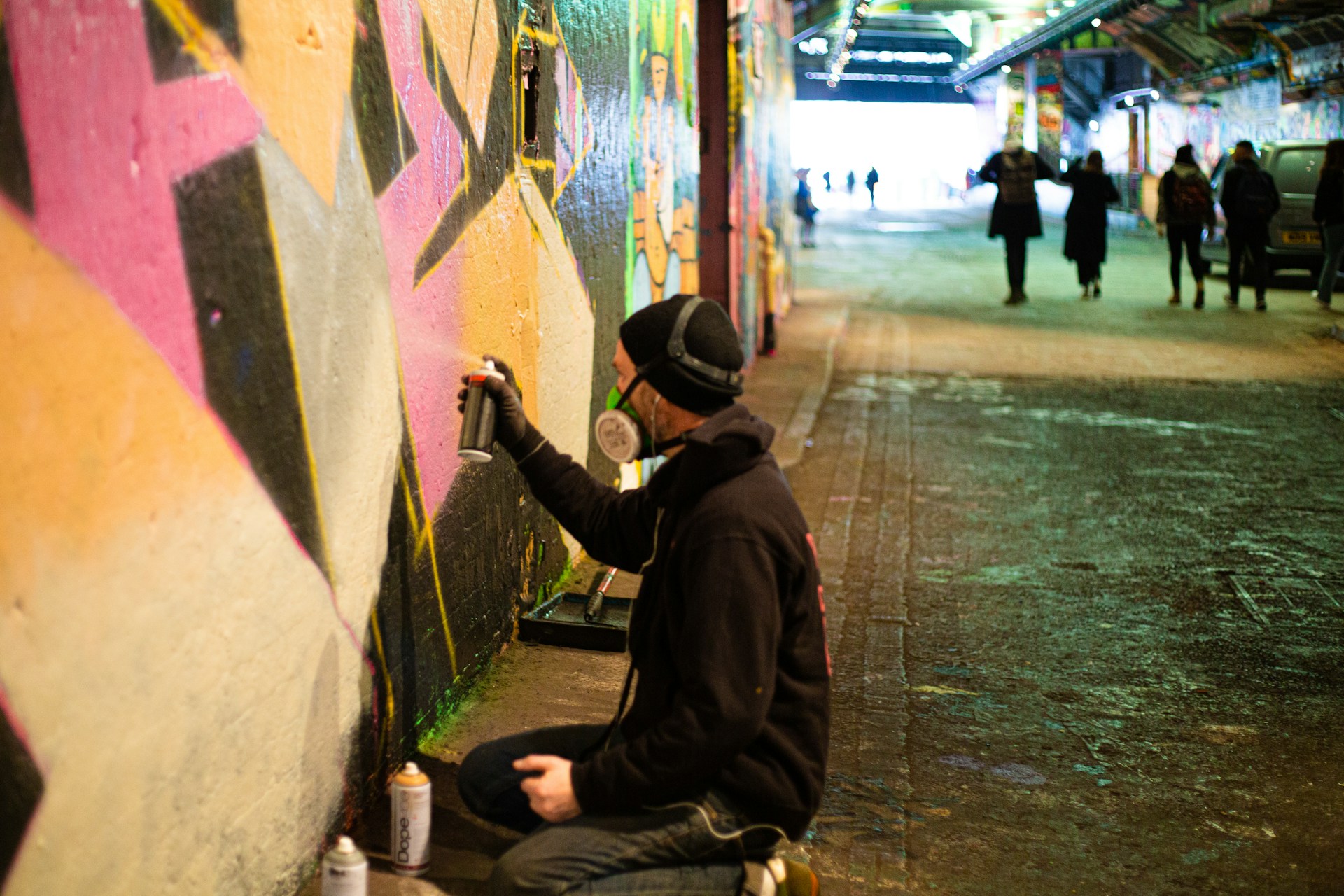 Man doing streatart